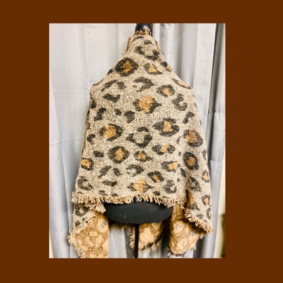 Modern Leopard Print Shawl Blanket. - Picture 4 of 8